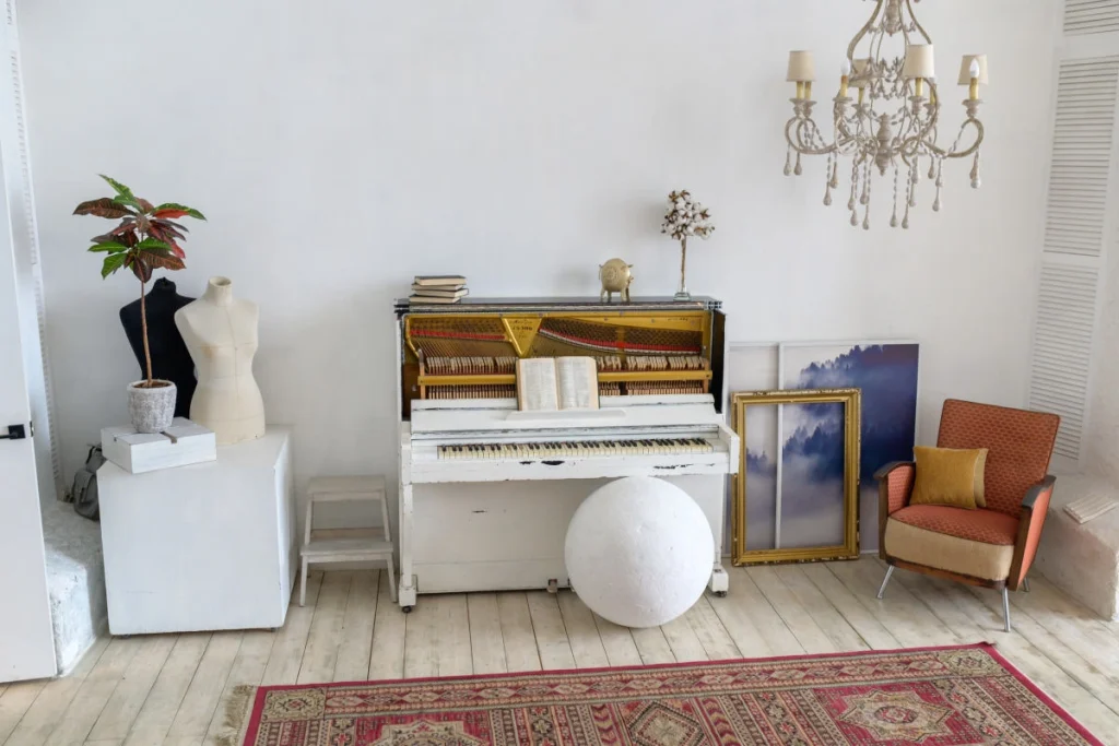 Интерьерная видеостудия с пианино и люстрами в аренду